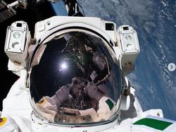 Aksi Berbahaya Astronaut Perempuan Berjalan di Luar Angkasa