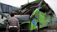 Kabid Humas Polda Jabar Kombes Saptono Erlangga Waskitoroso mengatakan kecelakaan maut itu terjadi pada Sabtu (18/1) pukul 17.15 WIB. Bus pariwisata PO Purnamasari bernopol E-7508-W itu oleng di turunan Palasari, Kampung Nagrog, Desa Cisaat, Kecamatan Ciater, Kabupaten Subang.