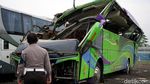 Ngeri! Penampakan Bus Maut yang Ringsek Usai Terguling di Ciater