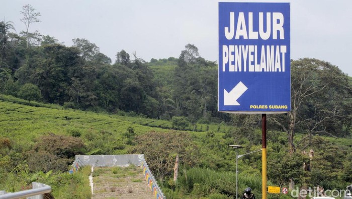 Pemprov Jawa Barat membangun enam titik jalur penyelamatan di Tanjakan Emen. Jalur penyelamat ini dibuat untuk meminimalisasi angka kecelakaan di kawasan itu.