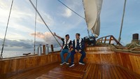 Jokowi menjajal Kapal Phinisi Felicia, salah satu kapal wisata di Labuan Bajo dan menikmati suasana sunset dari atas perairan (Muchlis Jr/Biro Pers Sekretariat Presiden)