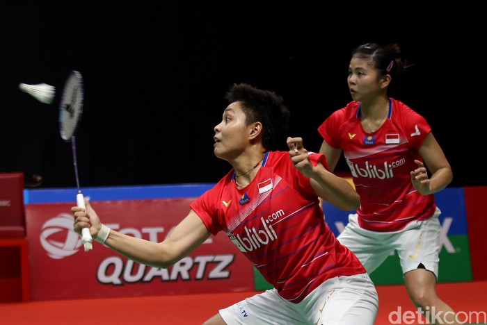 Greysia Polii/Apriyani Rahayu meraih gelar nomor ganda putri Daihatsu Indonesia Masters 2020. Mereka juara usai melewati duel tiga gim di final.