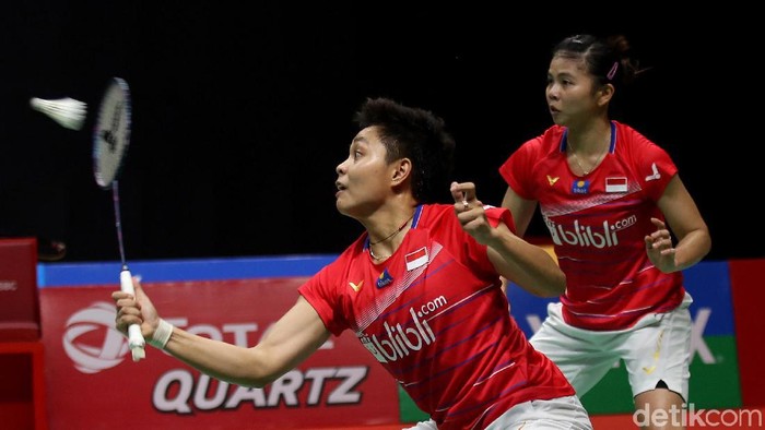 Greysia Polii/Apriyani Rahayu meraih gelar nomor ganda putri Daihatsu Indonesia Masters 2020. Mereka juara usai melewati duel tiga gim di final.