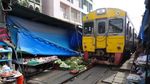 Unik! Ada Pasar Lapak Dagangnya di Tengah Rel Kereta