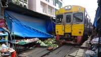 Pasar ini terletak di kota Samut Songkhram, Distrik Muang Samut Songkhram, yang membentang di sepanjang Teluk garis pantai Thailand di barat daya Bangkok. Istimewa/Atlas Obscura.