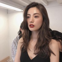 Sebelum menjadi idol, wanita cantik tersebut adalah model dan pernah berpartisipasi dalam Asia Pacific Super Model Contest 2009. Pada 2011, ia terpilih sebagai model utama dalam fashion show Tokyo Girls Collection. (Foto: Instagram/@jin_a_nana)