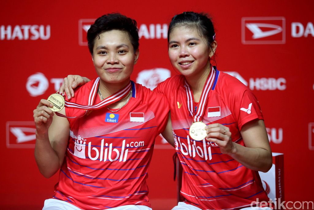 Greysia Polii/Apriyani Rahayu meraih gelar nomor ganda putri Daihatsu Indonesia Masters 2020. Mereka juara usai melewati duel tiga gim di final.