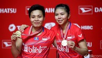 Greysia/Apriyani menunjukkan medali usai berhasil memenangkan pertandingan dan menjadi juara Indonesia Masters 2020.