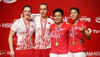 Greysia/Apriyani berfoto bersama wakil Denmark Maiken Fruegaard/Sara Thygesen usai berhasil keluar sebagai juara ganda putri Indonesia Masters 2020.