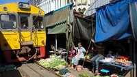Apabila ada peluit panjang tanda kereta datang, baik penjual dan pembeli cuma punya waktu tiga menit buat melipir di pinggir rel. Istimewa/Atlas Obscura.