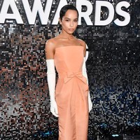 Zoe Kravitz membawa aura old-Hollywood glamour dengan gaun Oscar de la Renta yang dilengkapi sarung tangan panjang. (Foto: Frazer Harrison/Getty Images)
