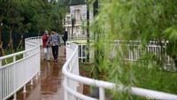 Warga menikmati suasana Alun-alun Kota Depok yang baru saja diguyur hujan.