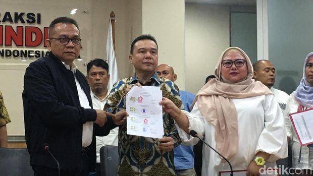 Gerindra pun turut serta memamerkan surat persetujuan yang ditandatangani PKS terkait dua nama baru itu. 