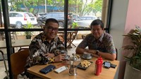 Ngopi bareng dengan salah satu musisi handal, Chandra Darusman. Helmy berdiskusi asyik tentang musik bersama Chandra, ditemani secangkir kopi. Foto: Instagram @helmyyahya