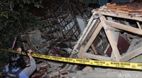 Rumah tersebut tampak hancur berantakan.