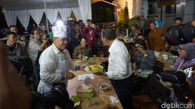 Ketua KPK Firli Bahuri memasak nasi goreng.