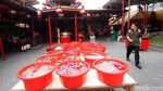 Sambut Imlek Patung-patung di Wihara Dharma Bakti Dibersihkan