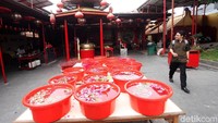 Air kembang disiapkan untuk mencuci patung.