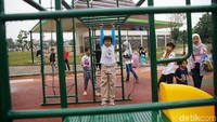 Untuk anak-anak juga tersedia beragam arena bermain, kolam ikan, air mancur, dan lainnya.
