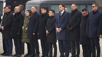 Presiden Ukraina Volodymyr Zelenskiy bersama Perdana Menteri Ukraina Oleksiy Honcharuk turut hadir menyambut kedatangan jenazah 11 warga Ukraina yang tewas dalam insiden pesawat jatuh di Iran. Ukrainian Presidential Press Office via AP.