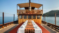 Fasilitas ruang makan outdoor di Kapal Phinisi Felicia. Bagi traveler yang belum tahu, berwisata naik kapal phinisi menjadi salah satu cara terbaik untuk menikmati indahnya pesona Labuan Bajo dari dekat (dok Plataran Private Cruises)