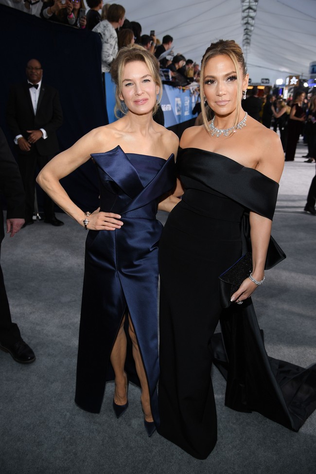 Selain untuk berpose, karpet merah SAG Awards 2020 juga menjadi tempat Jennifer Lopez bertegur sapa dengan rekannya sesama aktris. Ibu dua anak itu sempat bertemu Renee Zellweger. (Foto: Dimitrios Kambouris/Getty Images for Turner)
