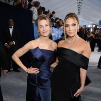 Selain untuk berpose, karpet merah SAG Awards 2020 juga menjadi tempat Jennifer Lopez bertegur sapa dengan rekannya sesama aktris. Ibu dua anak itu sempat bertemu Renee Zellweger. (Foto: Dimitrios Kambouris/Getty Images for Turner)