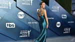 Scarlett Johansson Pamer Tato dan 11 Tindikan di SAG Awards 2020