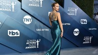 Di acara tersebut Scarlett Johansson tampil seksi menawan, ia juga memamerkan tato di punggungnya. Gregg DeGuire/Getty Images for Turner