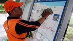 Aksi Pasukan Oranye Bersih-bersih Halte di Kawasan Sudirman