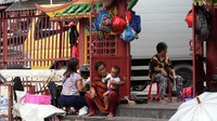 Sebagian dari mereka juga membawa anaknya.