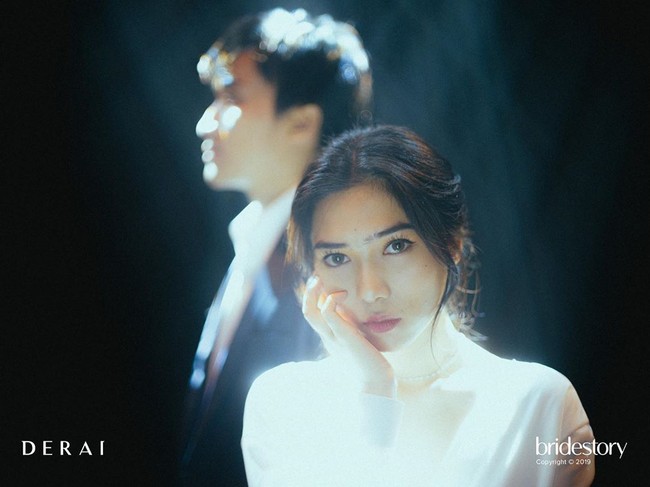 Konsep foto prewedding Isyana dan Rayhan ini terinspirasi dari adegan teater klasik. Siluet hitam putih yang tertuang pada foto prewedding Isyana dan Rayhan ini pun memberikan kesan keanggunan dan dramatis. Foto: Instagram @thebridestory