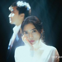 Konsep foto prewedding Isyana dan Rayhan ini terinspirasi dari adegan teater klasik. Siluet hitam putih yang tertuang pada foto prewedding Isyana dan Rayhan ini pun memberikan kesan keanggunan dan dramatis. Foto: Instagram @thebridestory