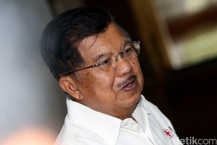 Founder & Chairman CT Corp, Chairul Tanjung resmi dilantik menjadi dewan kehormatan PMI 2019-2024. Berikut foto-foto momennya.