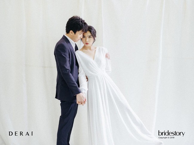 Pada foto prewedding itu, Isyana memilih gaun dengan cuttingan v-neck. Gaun karya desainer Bramanta Wijaya ini membuat penampilan Isyana terlihat elegan. Sementara itu, Rayhan tampil formal dalam setelan jas bernuansa navy. Foto: Instagram @thebridestory
