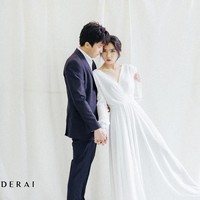 Pada foto prewedding itu, Isyana memilih gaun dengan cuttingan v-neck. Gaun karya desainer Bramanta Wijaya ini membuat penampilan Isyana terlihat elegan. Sementara itu, Rayhan tampil formal dalam setelan jas bernuansa navy. Foto: Instagram @thebridestory