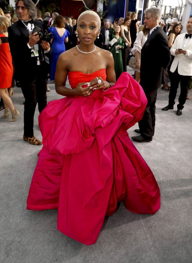 Aktris Inggris Cynthia Erivo sukses menebar pesonanya dengan gaun bervolume dari Schaparelli. (Foto: Matt Sayles/Invision/AP)