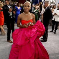 Aktris Inggris Cynthia Erivo sukses menebar pesonanya dengan gaun bervolume dari Schaparelli. (Foto: Matt Sayles/Invision/AP)
