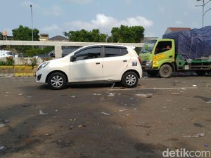 Massa Buruh Bubar, Lalin Jalan Gatot Subroto Depan DPR Kembali Dibuka