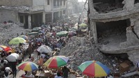 April 2010, pusat kota Port-eu-Prince menjadi pasar kaget dan dipenuhi orang-orang dari penjuru Haiti. Pusat gempa hanya berjarak 17 km dari Port-au-Prince. Hasilnya, kehancuran skala besar tak terhindarkan. 300.00 rumah hancur dan menggusur 1,6 juta penduduk. Istimewa/UNICEF/LeMoyne.