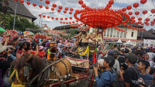 Kirab budaya Grebeg Sudiro 2020 digelar di Pasar Gede, Solo. Acara yang merupakan simbol akulturasi budaya Jawa dan Tionghoa itu digelar menjelang Imlek.