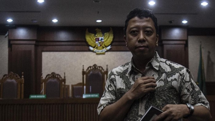 Terdakwa kasus suap jual beli jabatan di lingkungan Kementerian Agama Romahurmuziy menjalani sidang vonis di Pengadilan Tipikor Jakarta Pusat, Jakarta, Senin (20/1/2020). Mantan Ketua Umum PPP itu divonis pidana penjara selama dua tahun dan denda Rp100 juta subsider tiga bulan kurungan.
ANTARA FOTO/Sigid Kurniawan/nz.