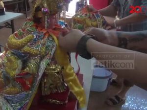 Jelang Imlek, Dewa-Dewi Kelenteng Xian Ma Ganti Jubah