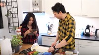 Tak kalah jago dari Rina Nose, Josscy juga jago masak lho. Pada momen ini Josscy memperlihatkan kemampuannya ketika membuat pizza ala Italia. Foto: Youtube Rina Josscy
