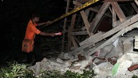 Pantauan detikcom, rumah Rani ambruk. Pondasi rumah yang menopang atap roboh, diduga akibat ledakan gas, sehingga rumah tersebut hancur berantakan.