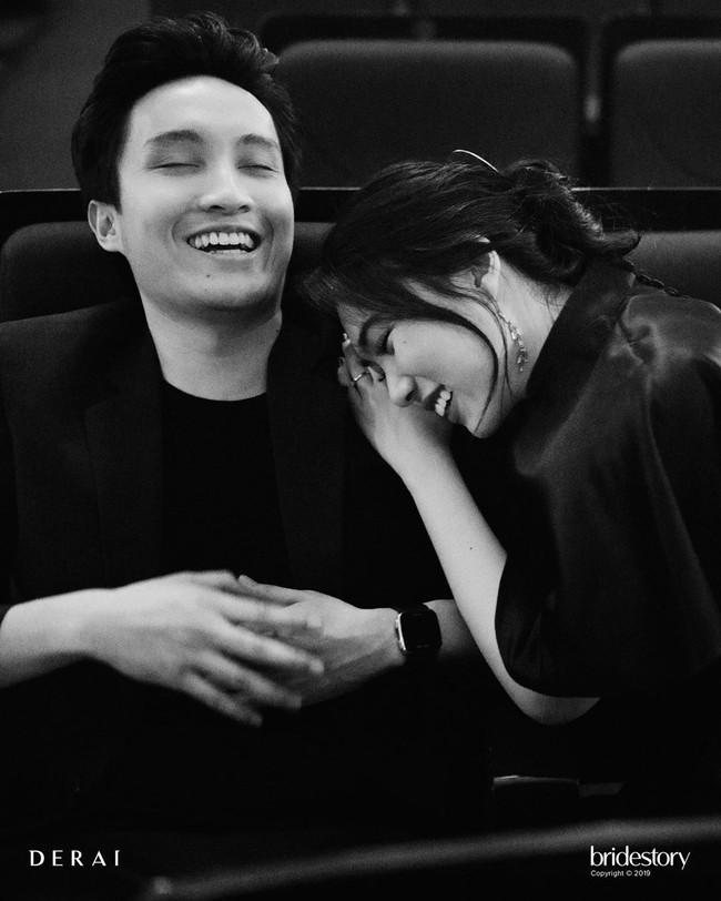 Romansa cinta Isyana dan Rayhan sudah terjalin sejak 12 tahun lalu saat keduanya duduk di bangku sekolah menengah pertama. Pada akhir 2018 saat Isyana mengadakan konser menyanyi klasik di Singapura, Rayhan datang untuk menyaksikan konser tersebut dan di malam sebelum pertunjukkan ia melamar Isyana. Foto: Instagram @thebridestory