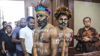 Anes Tabuni dan Ambrosius Mulait mengenakan koteka saat akan mengikuti sidang lanjutan kasus pengibaran bendera bintang kejora, di Pengadilan Negeri Jakarta Pusat, Senin (20/1/2020).