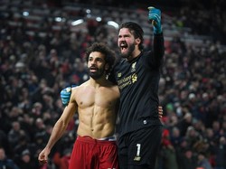 Alisson pun masuk jajaran kiper yang hobi kirim assist. Menariknya, tiga asssit Alisson itu adalah ke arah Mohamed Salah dan berujung gol yakni kontra Manchester City di tahun 2022, kontra Norwich di tahun 2022, dan kontra MU di tahun 2020 (Getty Images)