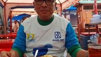  Aktif mengunggah kegiatannya sehari-hari, adik dari Tantowi Yahya ini paling gemar sarapan dengan bubur ayam. Foto: Instagram @helmyyahya