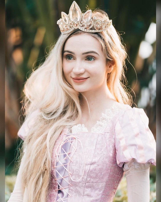 Semua kesusahan itu memang tidak dilakukan Sarah untuk iseng semata. Ia kerap tampil untuk sebagai putri dongeng dalam pesta anak atau acara komunitas. Umumnya ia diberi upah Rp 1,9 jutaan per jam. Namun wanita 25 tahun tersebut juga sering melakukannya secara gratis ketika ber volunteer di rumah sakit demi menghibur anak-anak. Foto: Instagram